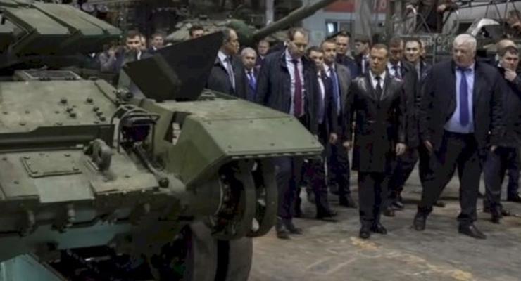 Медведев в кожаном плаще прошелся между танками и пригрозил Украине