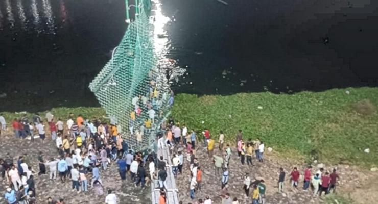 Обвал моста в Индии: количество погибших возросло