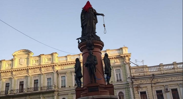 Памятник Екатерине в Одессе переодели в палача