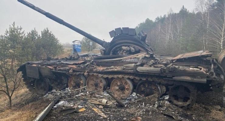 В Сети появилось видео, как боец ВСУ одним ударом уничтожил танк РФ