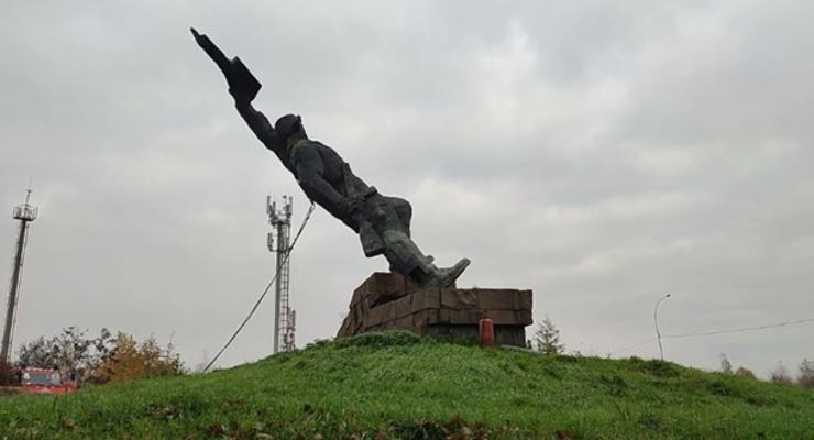 В Ужгороде снесли памятник "освободителям"