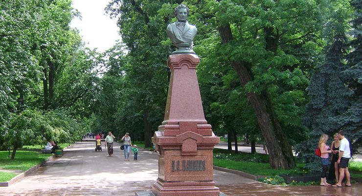 Обменяют на пленных: В Житомире демонтировали памятник Пушкину