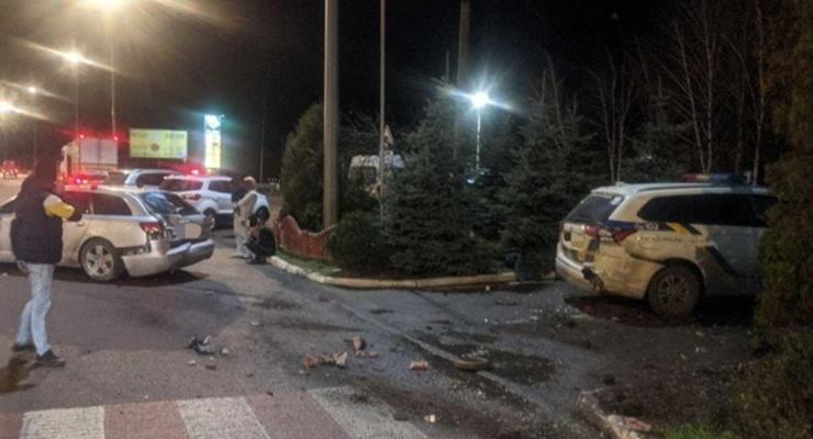 На трассе Киев-Чоп автомобиль врезался в блокпост и наехал на военного