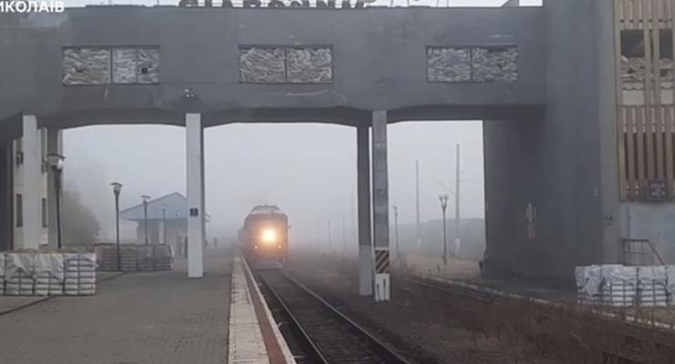 До Миколаєва прибув перший пасажирський потяг