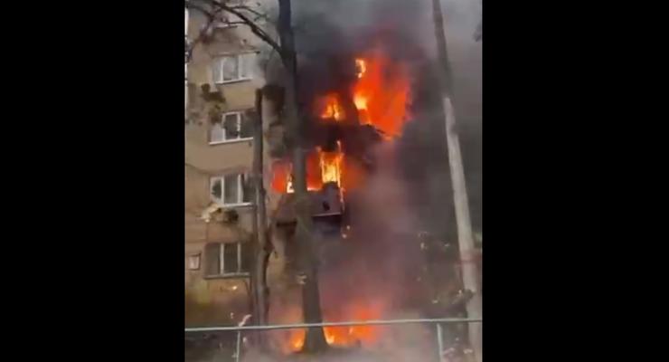 Враг ударил ракетами по Киеву, горит многоэтажка