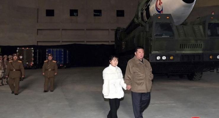Ким Чен Ын впервые показал миру дочь