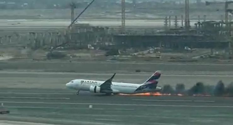 Эффектную аварию самолета сняли на видео в аэропорту Перу