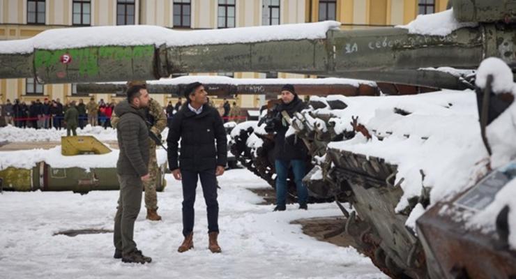 Сунак осмотрел уничтоженную технику РФ в Киеве
