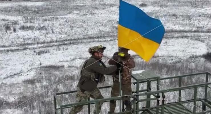 Розвідники показали, як встановлюють прапор України на кордоні з РФ