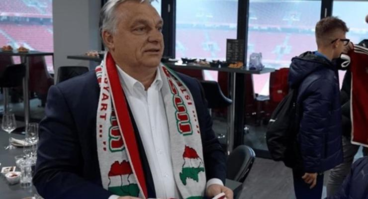 В Австрии потроллили Орбана за шарф с картой