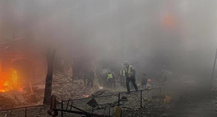 Ракетная атака по Киеву: е попала в инфраструктурный объект и жилой дом