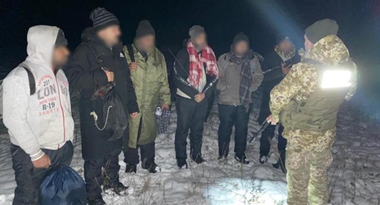 На границе Украины с Беларусью задержана группа "подброшенных" нелегалов