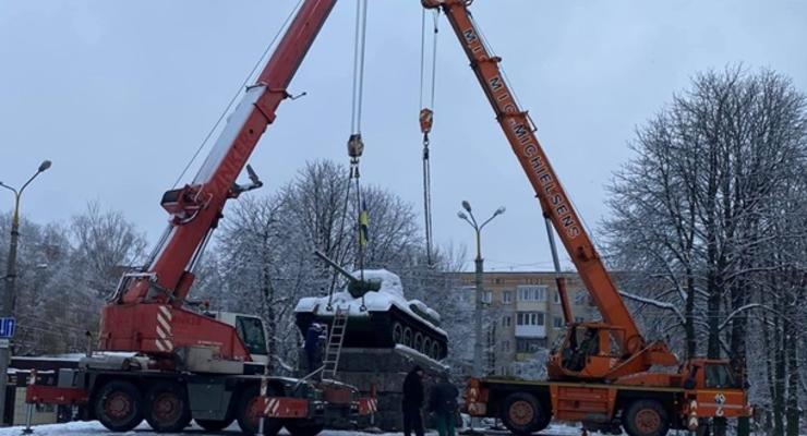В Хмельницком снесли танк-памятник