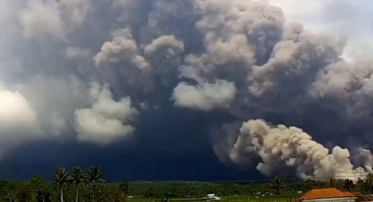 В Індонезії відбулося виверження вулкана