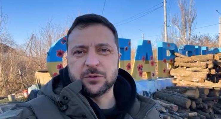 Зеленский приехал на Донбасс и поздравил ВСУ: видео