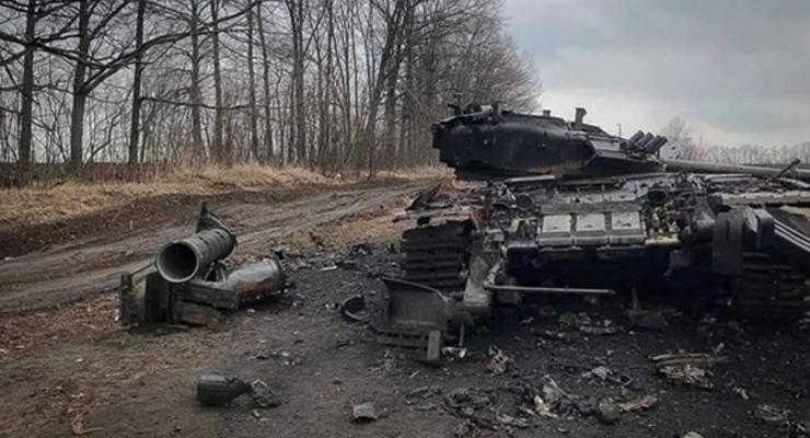 Українські військові знищили ворожий танк Т-80
