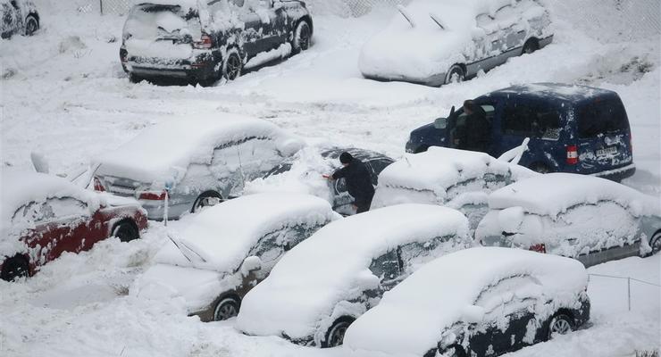 Водителям советуют не выезжать без надобности из-за снегопада в Киеве