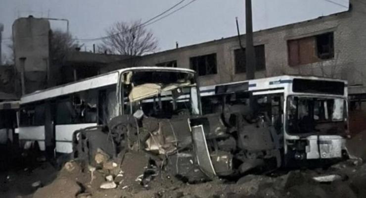 Росіяни обстріляли транспортну базу у Миколаєві: згоріли автобуси