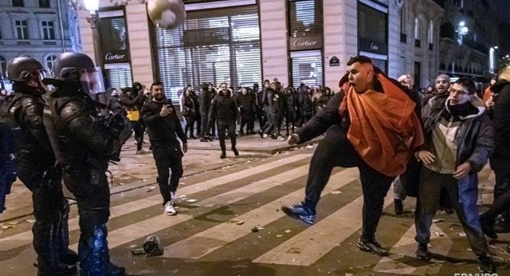 В Париже футбольные фанаты столкнулись с полицией