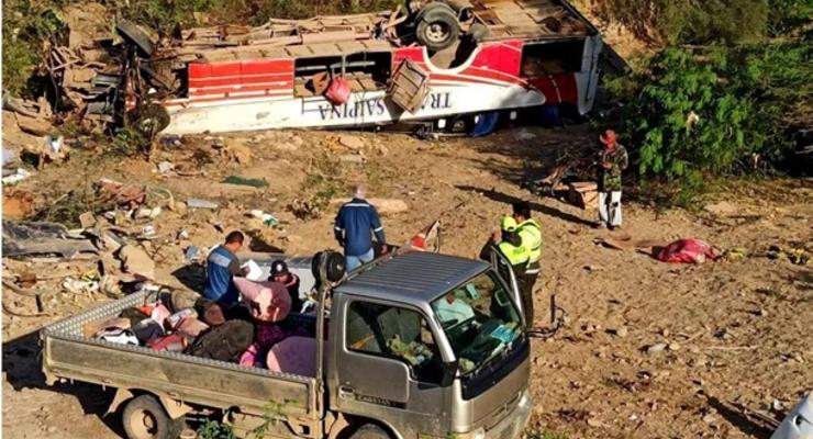 В Боливии автобус упал в пропасть, много жертв