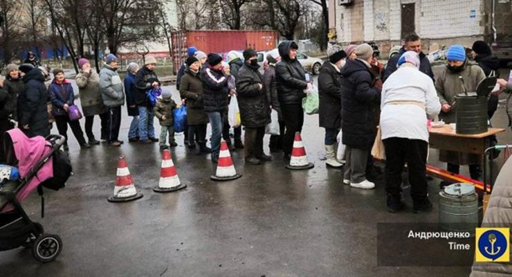 Очередь за тарелкой каши: Андрющенко показал, что происходит в Мариуполе