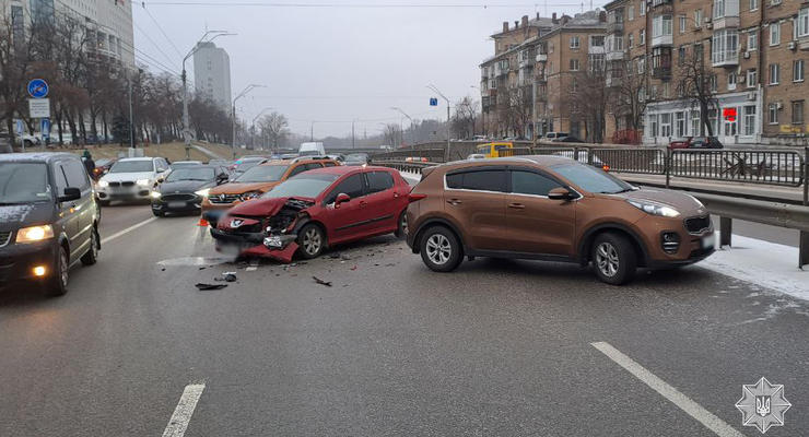 Через негоду у Києві за ранок сталося 30 ДТП з потерпілими