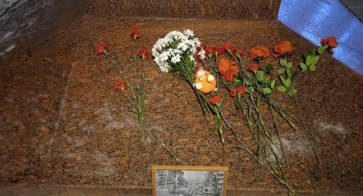 Москвичи стали стихийно приносить цветы и игрушки к памятнику Лесе Украинке