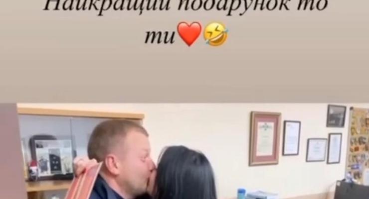 Начальника патрульной полиции Львовщины отстранили за подарок девушке