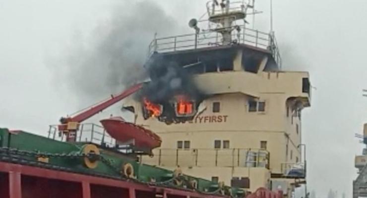 Удар РФ: в Херсоне горит турецкое судно