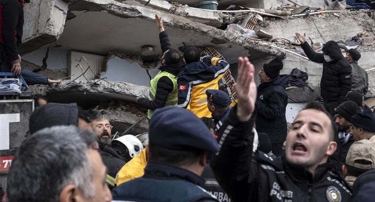 Число жертв в результате землетрясения в Турции возросло до 1498 человек