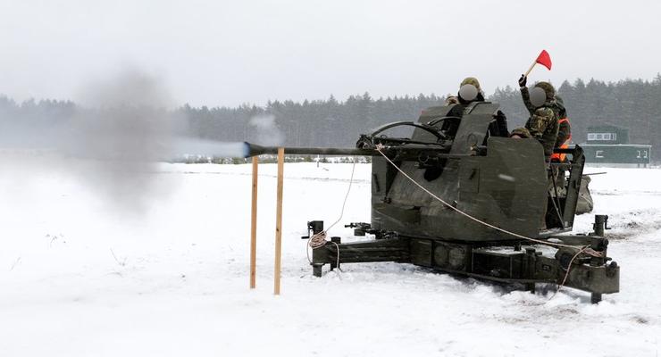 Украинские военные прошли обучение на зенитных установках L-70 в Литве