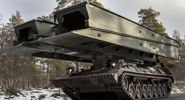Германия передала Украине военные мостоукладчики и грузовики