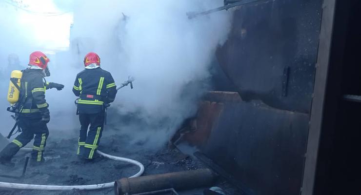 В Киеве раздавались взрывы и произошел пожар: есть пострадавший