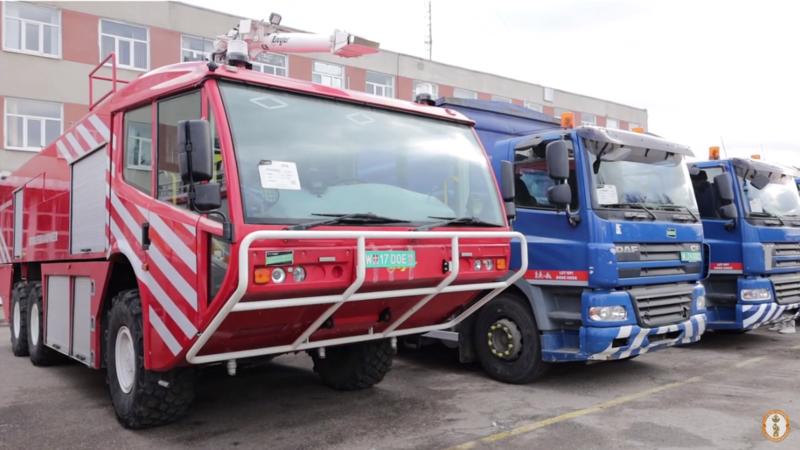 Пожарный автомобиль Ziegler Komodo и грузовики доставили из Нидерландов в Харьков