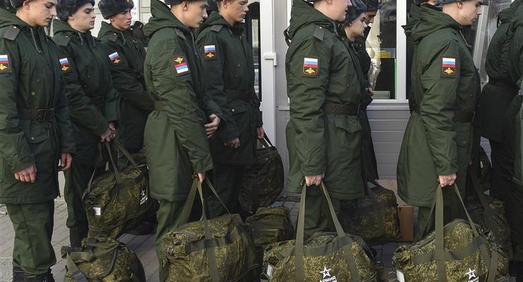 Військових РФ звозять до Криму й шукають охочих для риття окопів
