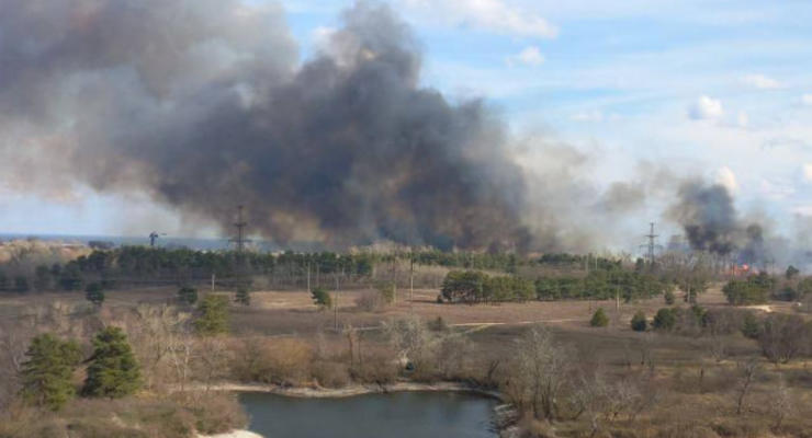 В Энергодаре масштабный пожар: тушат военные и Росгвардия