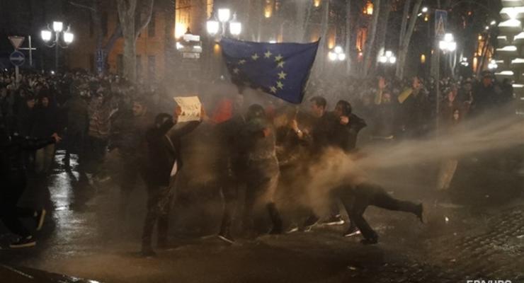 Протесты в Грузии: полиция снова применила слезоточивый газ и водометы