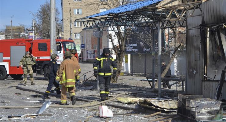Росіяни обстріляли зупинку й магазин у Херсоні: є загиблі