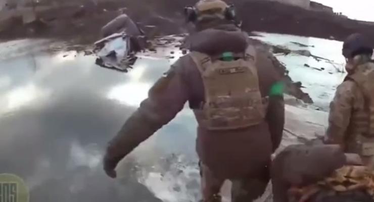 В сети появилось видео эвакуации раненых военных
