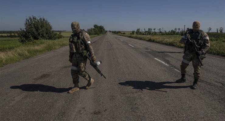"Паники нет": оккупанты усиленно роют окопы вдоль трассы Мариуполь - Донецк