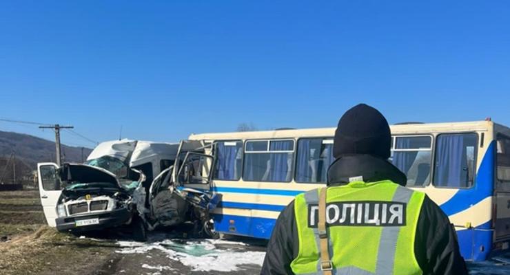 Під Івано-Франківськом зіткнулися два автобуси: є жертва