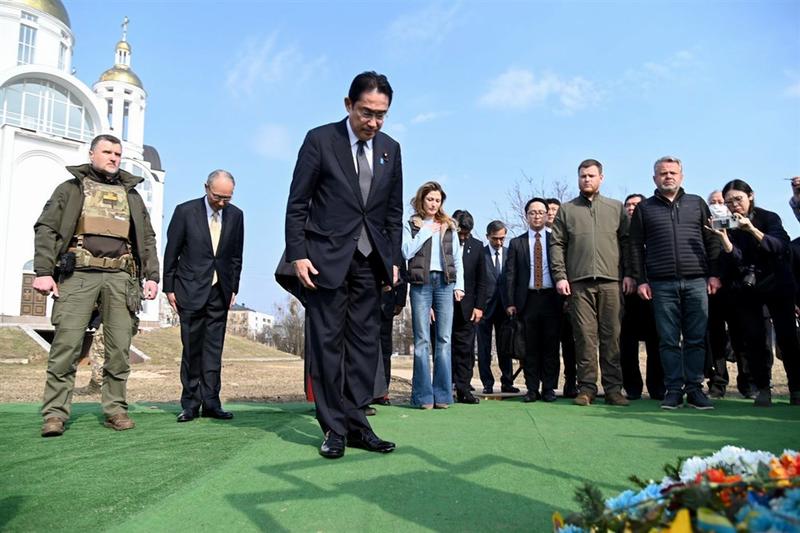 Премьер-министр Японии посетил Бучу / ЕРА/UPG