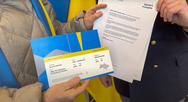 Евродепутатам вручили билеты в украинский Крым