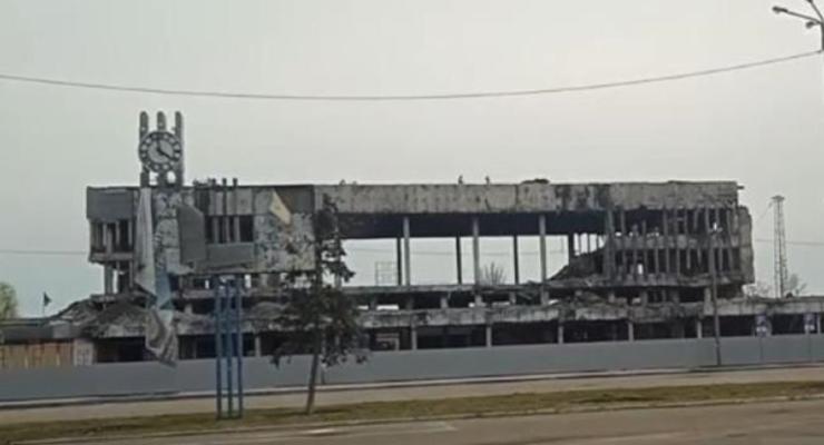 В Мариуполе оккупанты демонтируют железнодорожный вокзал