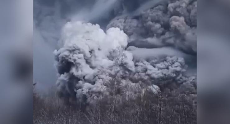 В РФ произошло мощное извержение вулкана