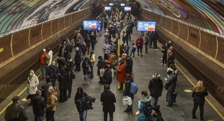На станции метро "Дружбы народов" в Киеве мужчина упал на рельсы
