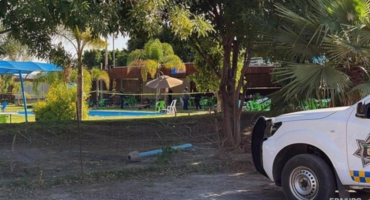В Мексике боевики расстреляли семь человек в бассейне
