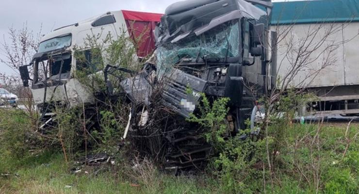 Под Одессой столкнулись три грузовика: есть пострадавшие