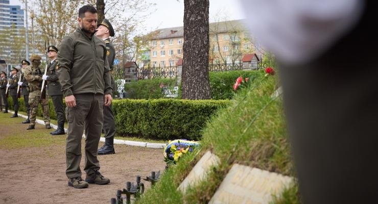 Зеленский почтил память погибших в Чернобыльской катастрофе