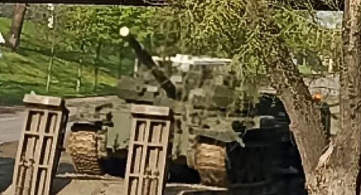 В Мариуполе зафиксировали перемещение танков, грузовиков и "Тигров" РФ